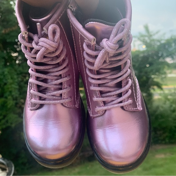 Dr. Martens Kids Boots in Metallic Purple - Picture 14 of 16